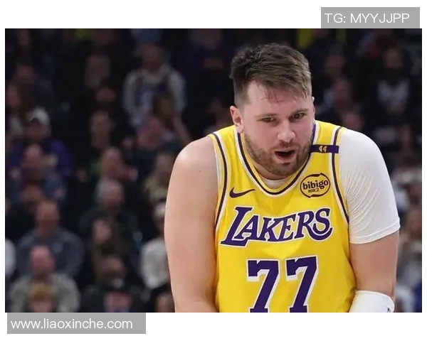 镜头捕捉：东契奇赛场小动作引发热议